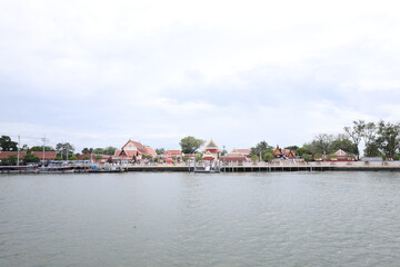Obraz premium Traditional Thai Temple Complex Along the Chao Phraya River Waterfront