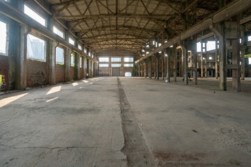 Naklejka premium Empty Large Industrial Warehouse Interior With Concrete Structure