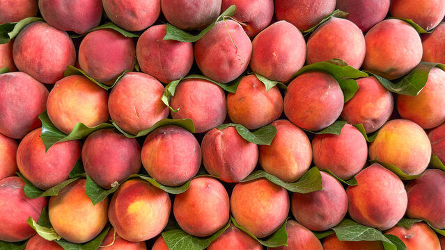 Fresh Ripe Peaches Displayed on a Vibrant Farmers Market Stall
