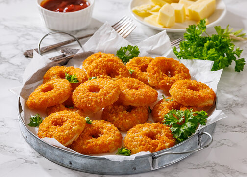 Crisp Gouda Rounds With Rich Tomato Sauce