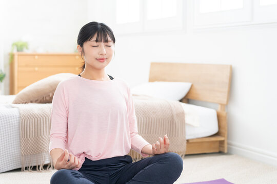 ヨガの瞑想をする女性