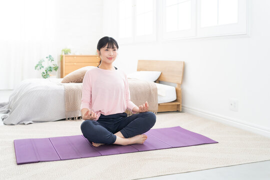 ヨガの瞑想をする女性