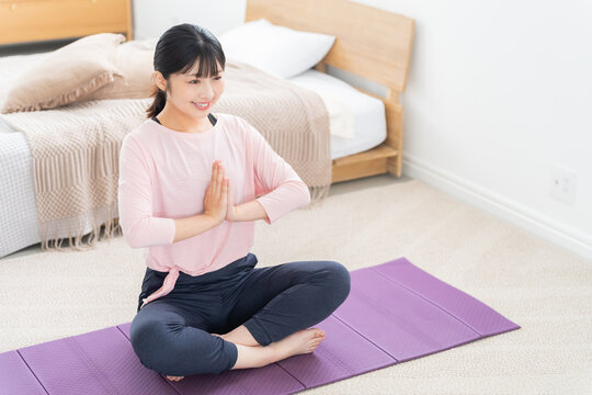 ヨガの瞑想をする女性
