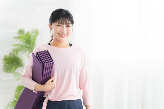 ヨガウェアの若い女性