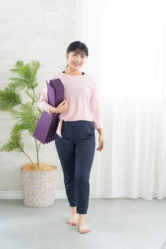 ヨガウェアの若い女性