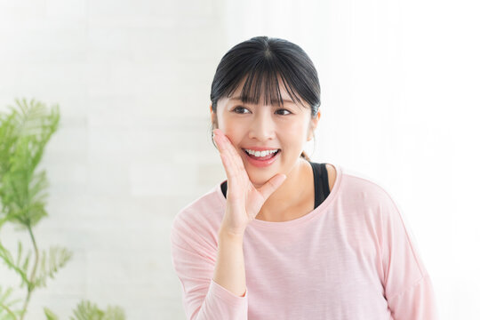 呼びかけるヨガウェアの若い女性