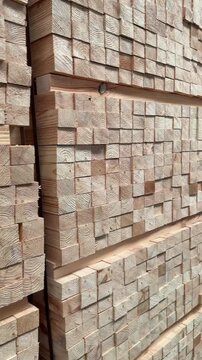 Drewno na paletach do produkcji mebli, okien, konstrukcji, prostokątne drewniane belki ułożone w r&oacute;wne stosy, pionowe ujęcie