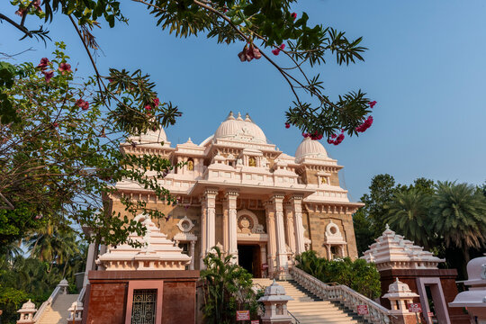 Temple de Sri Ramakrishna Math &agrave; Chennai, Tamil Nadu, Inde, encadr&eacute; par des fleurs tropicales