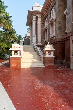 Temple de Sri Ramakrishna Math &agrave; Chennai, Tamil Nadu, Inde, encadr&eacute; par des fleurs tropicales