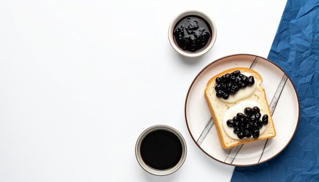 白と青の背景のコピースペースと小豆クリームトーストの真俯瞰