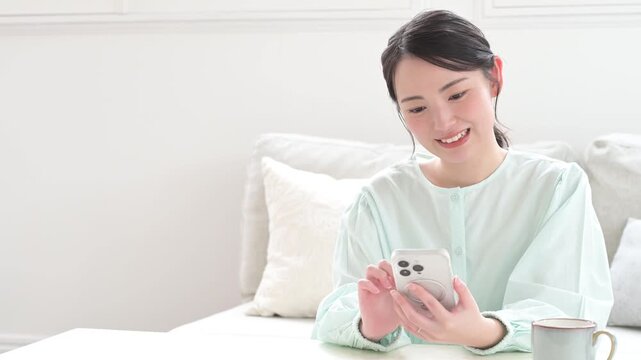 スマートフォンを操作する日本人女性