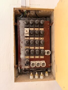 Stara zabytkowa rozdzielnica instalacji elektrycznej, bezpieczniki topikowe i automatyczne