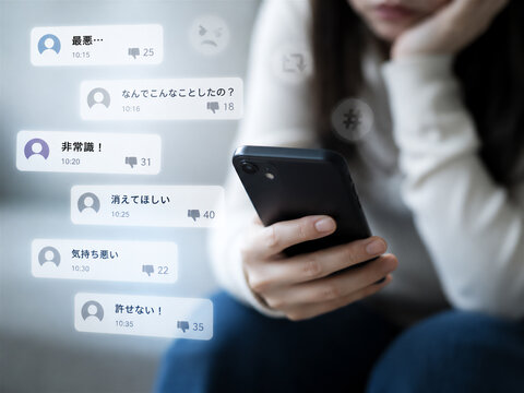 SNSで誹謗中傷を受ける女性のイメージ