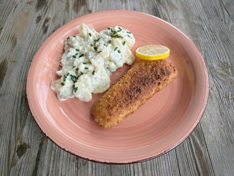 Seelachs und Kartoffelsalat 