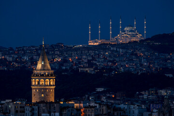 Obraz premium Panoramic Blue Hour View of Galata Tower and Buyuk Camlica Mosque Across Istanbul, Turkey