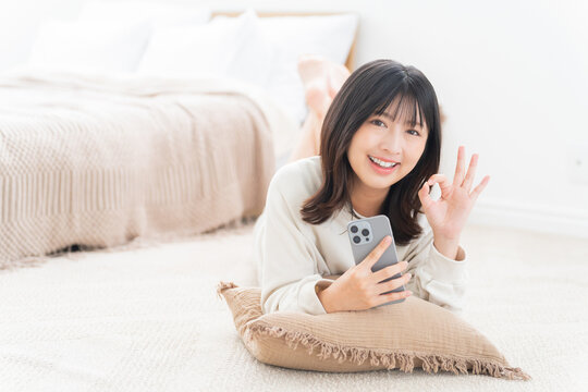 スマホを使う女性