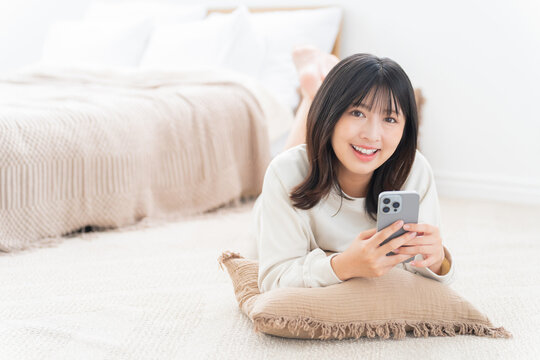 スマホを使う女性