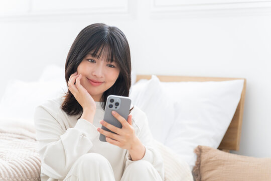 スマホを使う女性