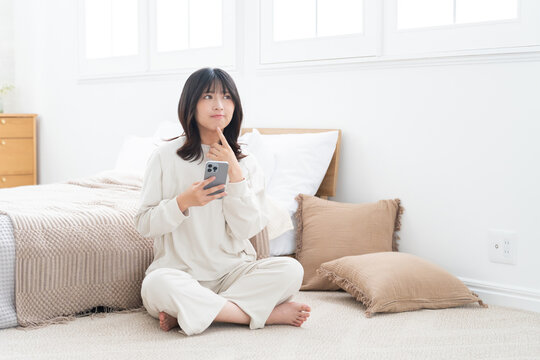 スマホを使う女性