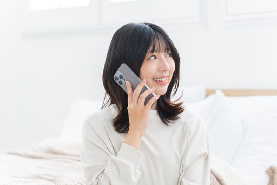 スマホで通話する女性