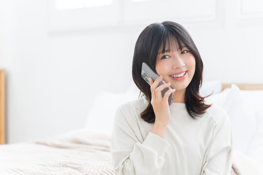 スマホで通話する女性