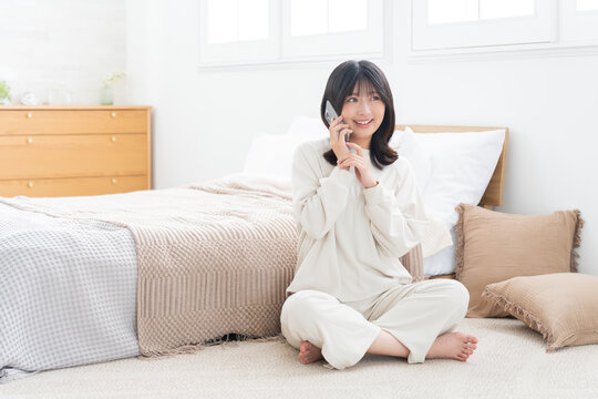スマホで通話する女性