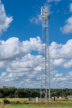 Pylone de t&eacute;l&eacute;phonie mobile install&eacute; pr&egrave;s d'une route de campagne