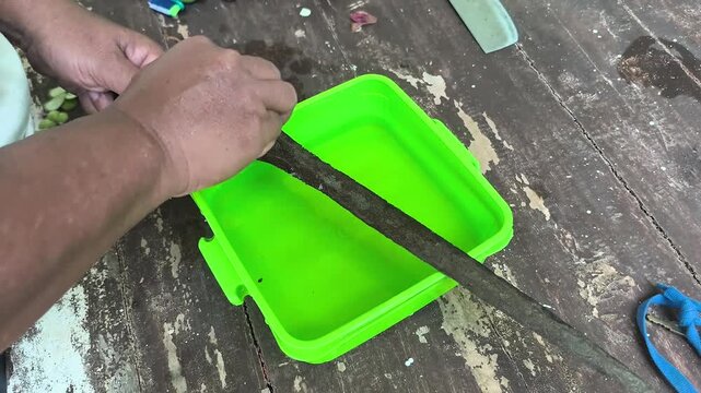 The process of cleaning a kris. This tradition is usually done using lime juice to remove rust while also maintaining the quality of the heirloom metal.
