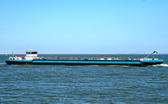 CUXHAVEN, DEUTSCHLAND &ndash; 25.06.2026:Das deutsche Binnenschiff STEINBURG auf der ELBE in H&ouml;he von Cuxhaven