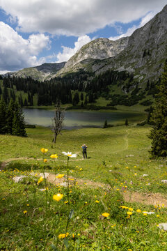 Panorama von einem Almsee mit Berg im Hintergrund