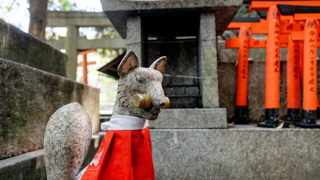 Kitsune fox statue at Fushimi Inari-Taisha in Kyoto