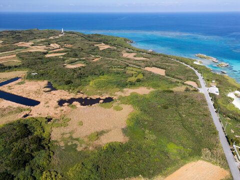 沖縄県池間島の池間湿原と美しい海岸線を望む空撮