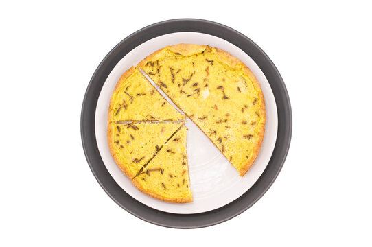 Immagine primo piano di frittata con erbe aromatiche in un piatto bianco e scuro vista da sopra con sfondo bianco o trasparente