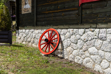 Obraz premium Serbia El Paso City 25.05.2026 Novak Okovi Rustic Wall Beside Red Wagon Wheel