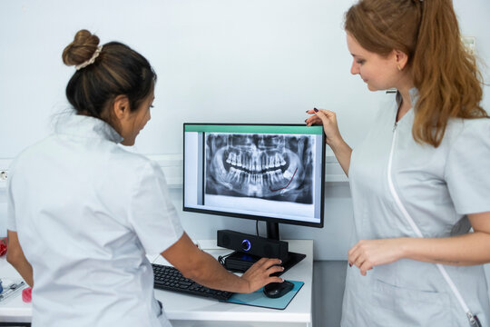 Discussion of dental X-ray at a dental clinic