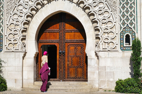 Des femmes de confession musulmane allant prier &agrave; la mosqu&eacute;e 