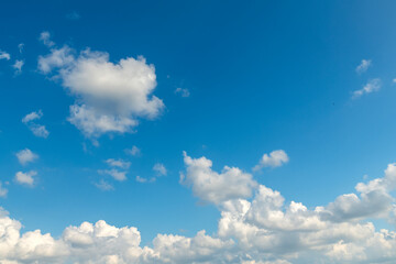 Obraz premium Blue Sky with White Clouds Forming a Natural Background