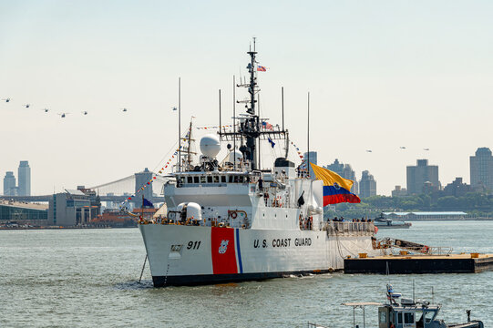 New York, USA, 4 Jule 2026 : USCGC Forward displays Ecuadorian flag during New York Harbor celebration. Coast Guard cutter number 911 flies American and Ecuadorian flags