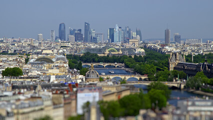 Fototapeta premium Panoramic Paris cityscape with the modern La Défense business district visible in the distance.