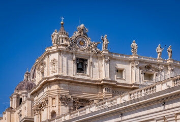 Obraz premium Saint Peter's Basilica clock tower and statues, Vatican City