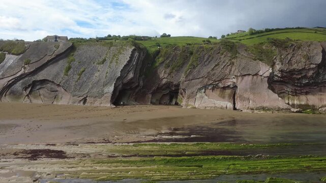 la plage de Zumaia dans le pays basque espagnol, les falaises du flysch