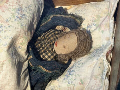 Puppe im Puppenbett - Spielzeug aus Urgro&szlig;mutters Kindheit