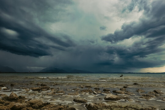 Aufziehendes Gewitter &uuml;ber dem Chiemsee in Bayern, von Chieming aus gesehen