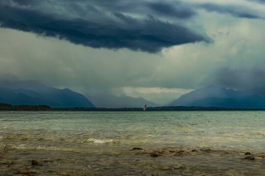 Aufziehendes Gewitter &uuml;ber dem Chiemsee in Bayern, von Chieming aus gesehen