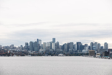 Obraz premium Seattle's skyline seen across the water on an overcast day