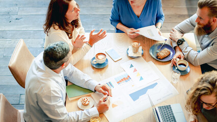 Collaborative business meeting with technology © Rawpixel.com