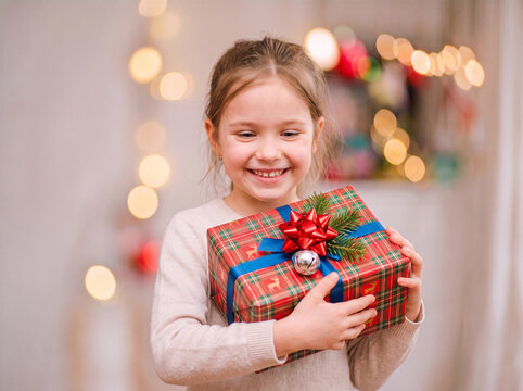 enfant avec un paquet cadeau &agrave; offrir
