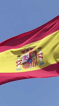 Video de la bandera de Espa&ntilde;a ondeando al viento sobre cielo azul.