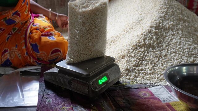 Puffed rice weighing and packaging process