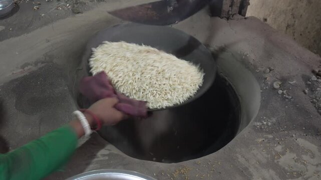 Traditional puffed rice roasting process